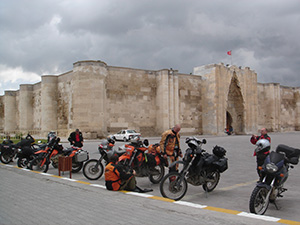 Motorräder an einer Karawanserei in der Türkei