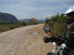 Motorradreise auf einer Schotterstraße in Albanien